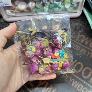 Hoa trộn các loại thức ăn cho Ốc Mượn Hồn tăng sắc tố có sẵn trong ốc