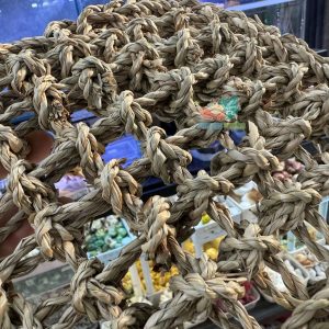 Tấm lưới cói làm hang trú và làm võng ngủ cho thú cưng nhỏ