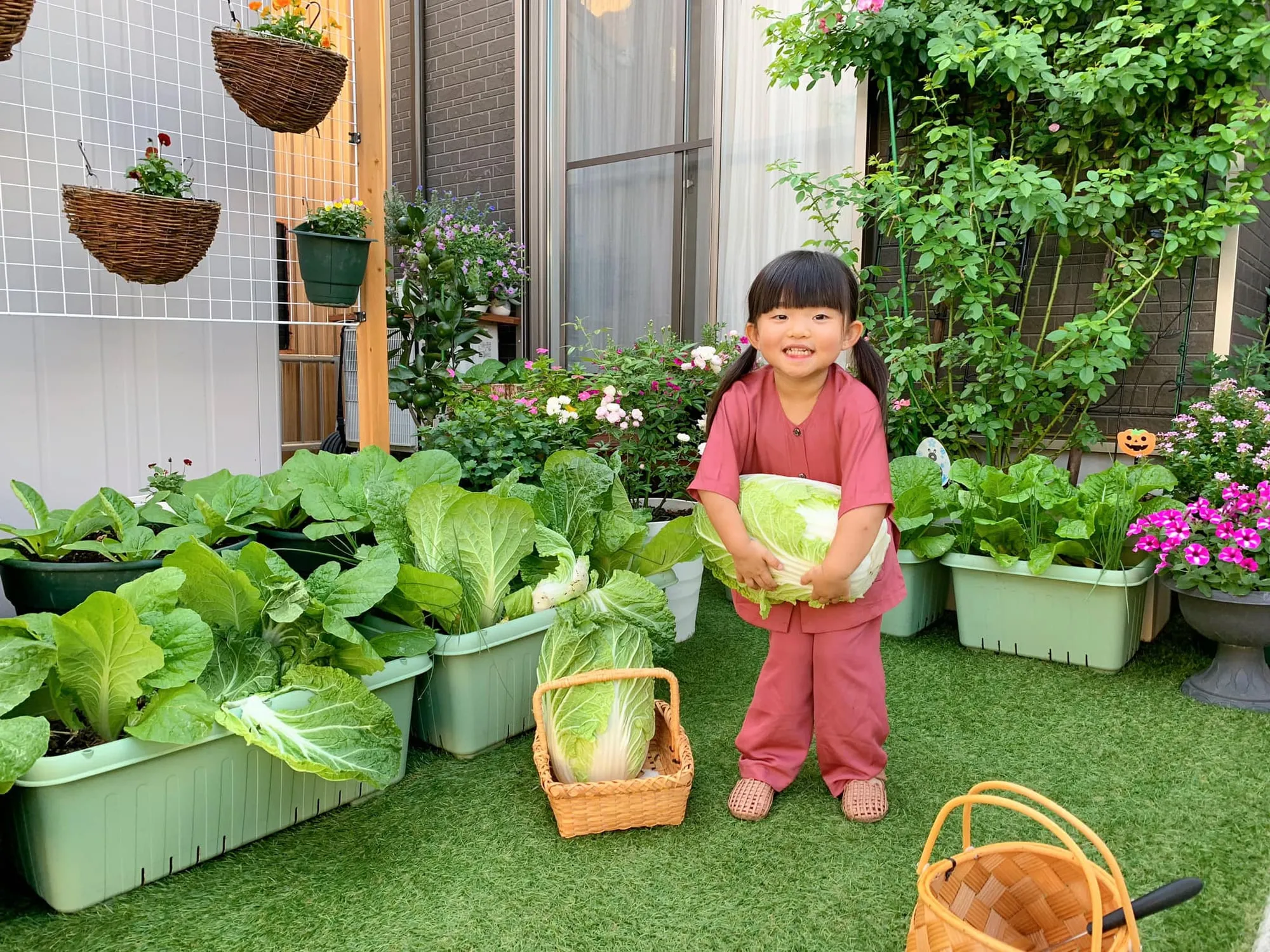 Mô hình rau cá nhà làm giúp gắn kết các thành viên trong gia đình và giáo dục trẻ nhỏ về môi trường