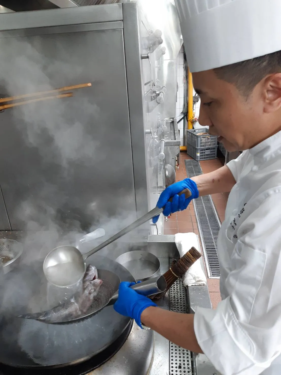 Kỹ thuật hấp cách thủy đúng cách tạo nên kết cấu thịt cá mềm mại và giàu dưỡng chất
