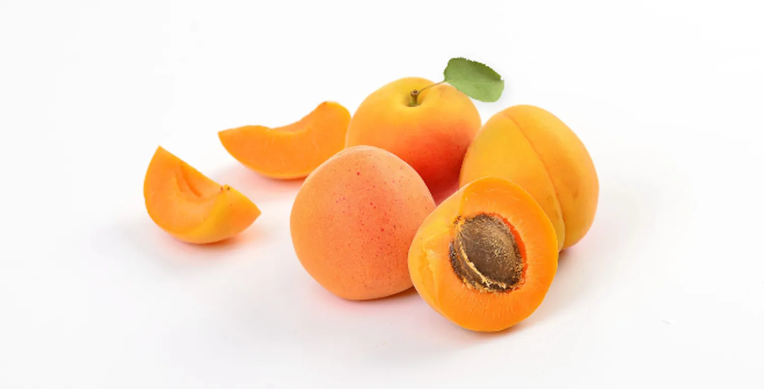 Những miếng mơ chín mọng được cắt nhỏ chuẩn bị cho thực đơn của ốc mượn hồn