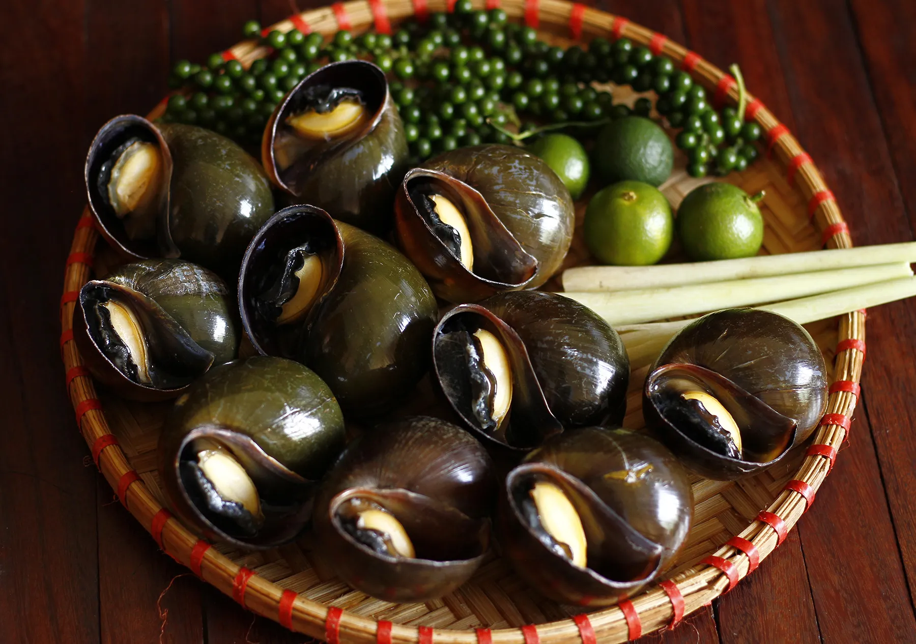 Ốc bươu nướng tiêu  món ăn đặc sản giữ trọn hương vị ngọt thanh của sông nước