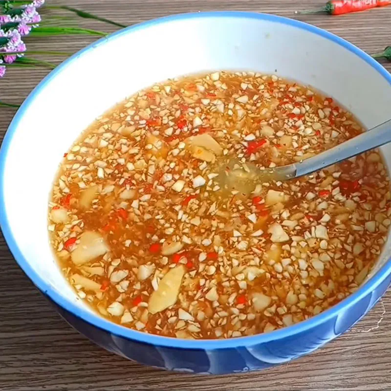 Nước mắm gừng  linh hồn không thể thiếu trong văn hóa thưởng thức ốc miền Tây