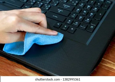 cleaning-laptop-computer-microfiber-cloth-260nw-1382995361 Vệ sinh đúng cách là chìa khóa để duy trì vẻ đẹp của bề mặt Midnight Black