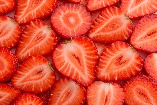 Sắc hồng đặc trưng của cua Strawberry tạo nên điểm nhấn nổi bật trong môi trường bán cạn