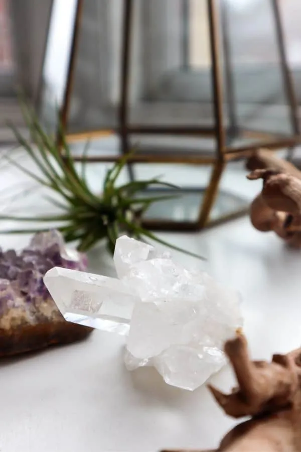 Cận cảnh kết cấu tinh thể trắng mịn của đá Quýzolite Arctic White