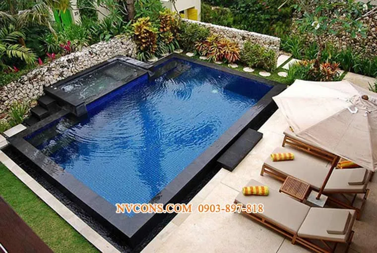 Duy trì lịch vệ sinh định kỳ giúp hồ bơi luôn trong xanh và an toàn cho sức khỏe
