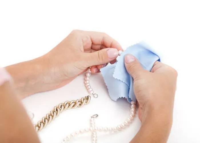 how-to-clean-mother-of-pearl-jewelry-1 Hướng dẫn vệ sinh đúng cách để giữ độ sáng bóng cho Diamond Sparkle Kim Cương