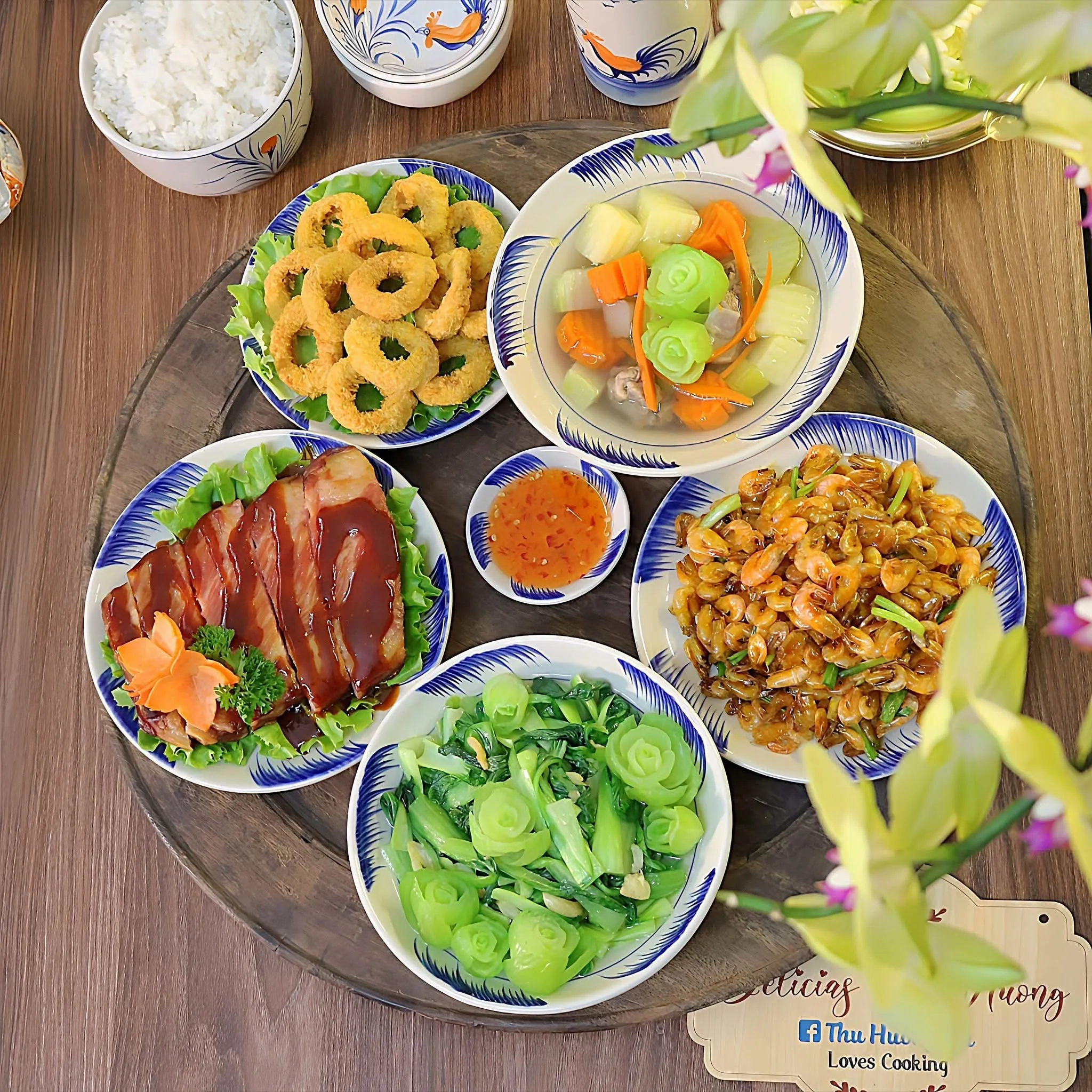 Bữa ăn cân bằng dinh dưỡng với đầy đủ các nhóm thực phẩm từ ốc cá và rau xanh