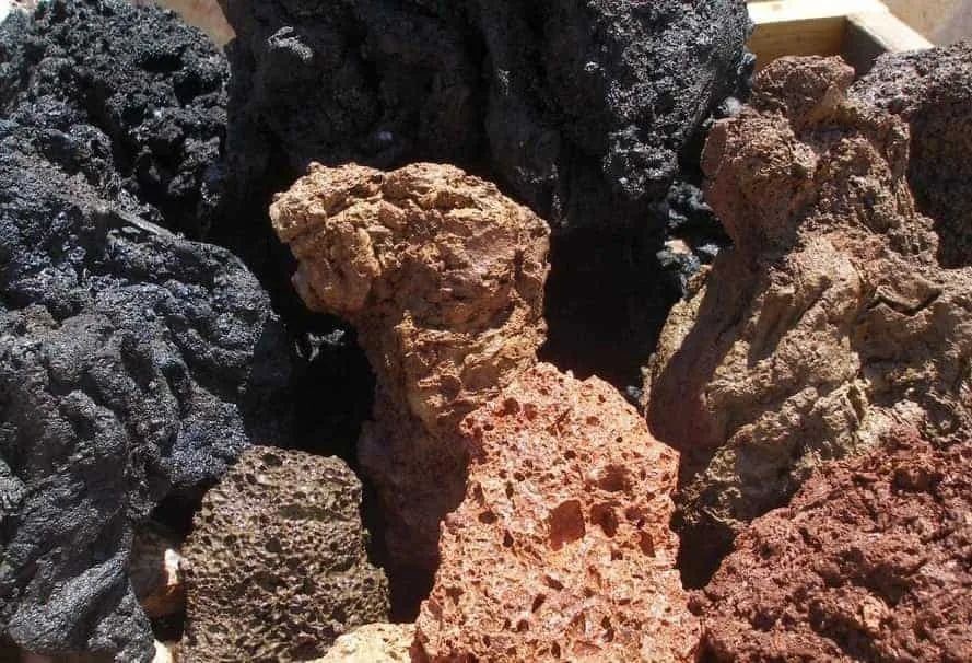 lava-rocks-in-aquariums-pros-and-cons-different-types Các loại đá tự nhiên và hang gốm an toàn cho cua Red Claw