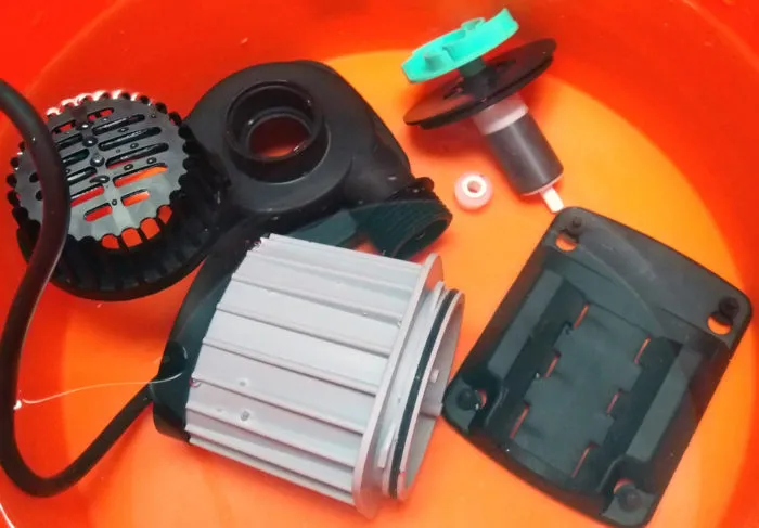 pump-disassembled-and-soaking-in-vinegar-acid-bath-700x487-1 Vệ sinh định kỳ giúp duy trì sức mạnh của dòng chảy Ocean Blue